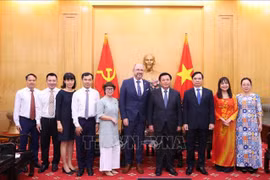 双方代表合影。图自越通社