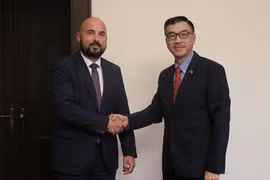 越南驻捷克大使杨淮南和比尔森市市长罗曼·扎齐茨基。图自越通社