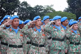 三号工兵队和六号二级野战医院在位于河内市北山街的英雄烈士纪念碑敬献花圈。图自越通社