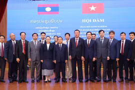 越南政府监察总署与老挝国家监察署代表合影。图自越通社