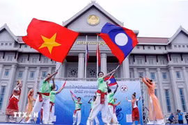庆祝越老友谊团结年的“团结车队”自行车比赛表演节目。图自越通社