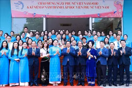 政府总理范明政造访了越南妇女学院，与越南妇女联合会干部、学院师生会面并致以节日美好的祝福。图自越通社