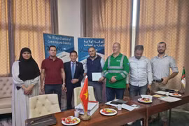 越南驻阿尔及利亚大使馆与阿尔及利亚比斯克拉省工商会（CCI）代表合影。图自越通社