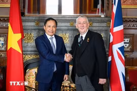 越南驻英国大使杜明雄和英国议会下院议长林赛·霍伊尔。图自越通社