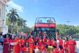  2024年“奥黛精华”城市巴士活动亮相。图自hanoimoi.vn