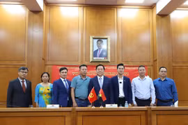 越共中央政治局委员、中央书记处书记、中央宣教部部长阮仲义和与会代表合影。图自越通社
