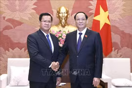 越南国会副主席陈光方上将在河内会见老挝国会国防安全委员会主任冯萨克·潘塔冯（Vongsack Phanthavong）中将。图自越通社