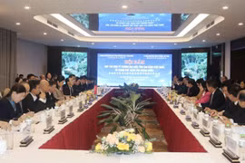 越南高平省与中国广西壮族自治区百色市经济与贸易合作会谈场景。图自越通社