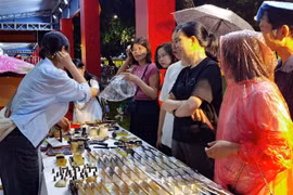 河内旅游礼品节吸引多人参观。图自越通社