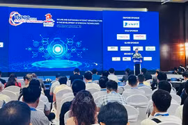 互联网中心主任阮鸿胜发表讲话。图自越通社