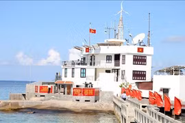 在长沙群岛和辽阔的海域上到处都可看见神圣的国旗。图自越通社