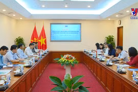 越通社与老挝《人民报》加强合作分享经验