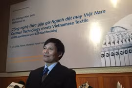越南国家纺织协会副主席兼秘书长张文锦在论坛上发表讲话