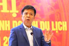 广平省人民委员会主席阮友怀在会议上发表讲话