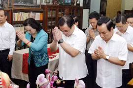 河内市领导人向已故总书记黎笋敬香悼念