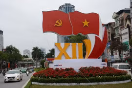 通向国家会议中心的主要街道挂满彩旗、摆放鲜花喜迎党的十二大（图片来源：人民报网）