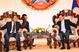 越南信息与传媒部部长张明俊与老挝政府总理通伦·西苏里