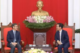 武文赏部长和通沙万•丰威汉大使。