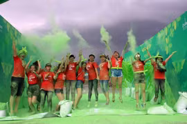 6月25日在岘港市举行的“彩色跑——Color Me Run”活动。 