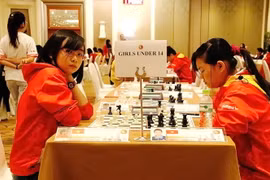 越南棋手白玉翠杨（左边）