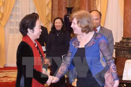 越南国家副主席阮氏缘女士与法越议员友好小组主席克里斯廷·德罗什