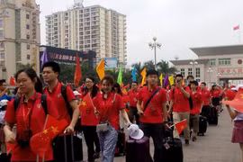 通过广宁省芒街口岸入境越南的中国青年代表