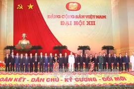 党国家领导同与会代表合影（图片来源：越通社）