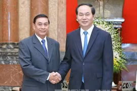越南国家主席陈大光（右）会见老挝国家主席办公厅主任蓬塔迪
