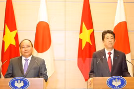阮春福总理与安倍晋三首相举行了联合记者会