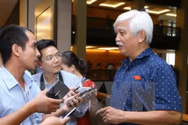 越南国会代表回答记者的采访