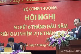 越南政府总理阮春福在会议上发表讲话