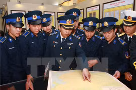 参观者了解展会上展示的地图