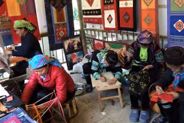再现西北高山地区集市的活动场景。（图片来源：人民报网）