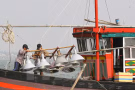 渔民准备出海捕鱼