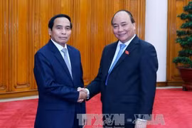 越南政府总理阮春福与老挝国家监察署长兼反贪局长本通•吉马尼