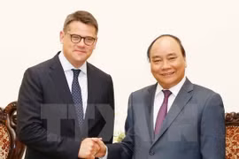 越南政府总理阮春福在政府总部会见德国黑森州科学艺术部长波利斯•莱恩