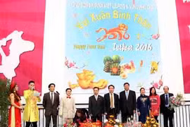 越南驻德国大使段春兴与旅德国莱比锡市越南人协会代表合影（图片来源：越南信息报）