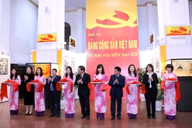  “越南共产党——从大会走向大会”资料图片展开幕式（图片来源：越南农业报）