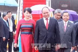 阮春福总理与夫人抵达老挝瓦岱国际机场
