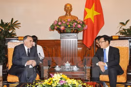 智利外交部副部长埃德加多·里贝罗斯·马林与越南政府副总理兼外交部长范平明（图片来源：越通社）