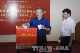 越通社副社长阮淮阳 向中部灾区人民捐款