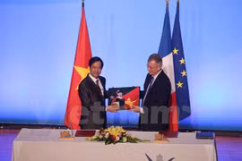 河内国家大学代表与巴黎综合理工大学代表签署合作协议