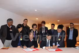 越共中央对外部副部长阮俊与墨西哥劳动党协调员安纳亚签署2016年双方合作计划