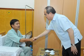 越南祖国阵线中央委员会主席阮善仁来看望慰问阮友强少校