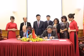 越南司法部部长何雄强同阿塞拜疆司法部部长马马多夫签署合作协议