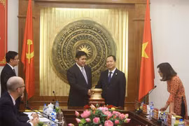 清化省委书记郑文战（右）与文莱王子卡维握手。