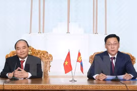 越南政府总理阮春福与蒙古国总理额尔登巴特在会谈后举行的联合新闻发布会。（图片来源：越通社）