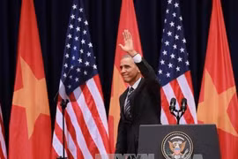 奥巴马总统在美停国家会议中心向大家挥手