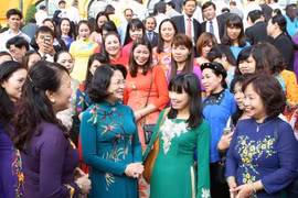 越南国家副主席邓氏玉盛和越南模范教师代表
