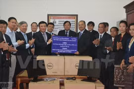 越南胡志明国家行政学院向老挝人民革命党中央宣训部赠送20套电脑